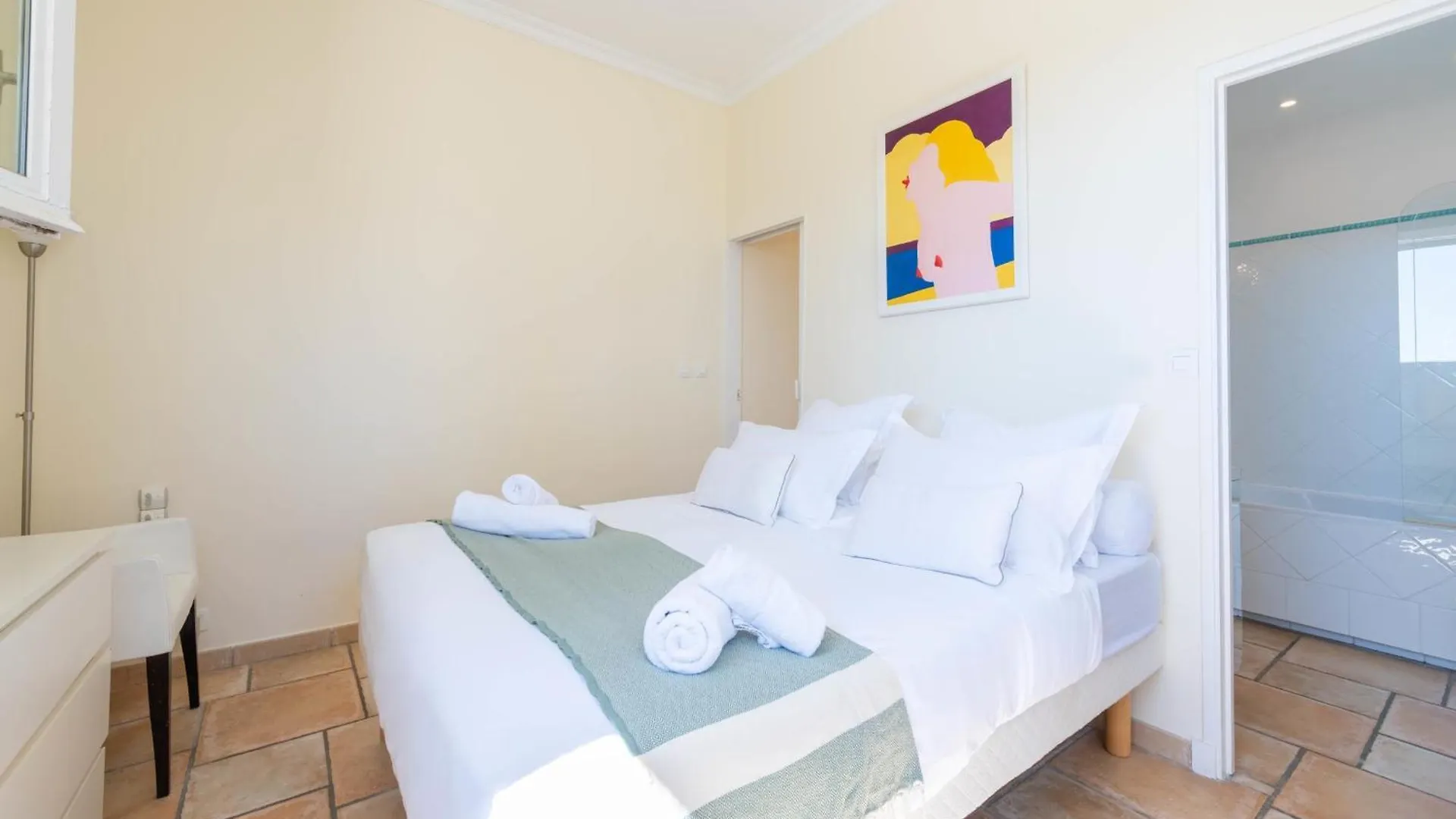 Unique! 2-Br Apartment With Pool & Rooftop Cannes France