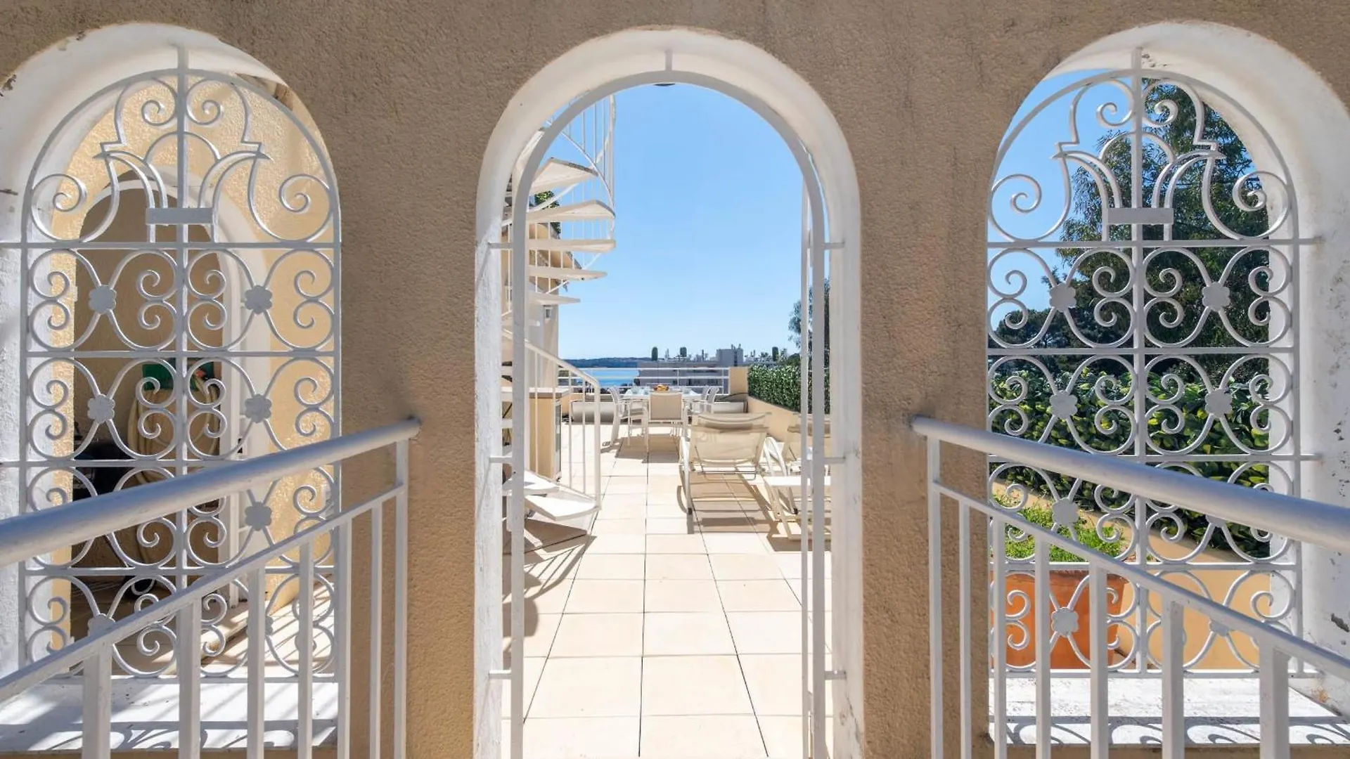 Unique! 2-Br Apartment With Pool & Rooftop Cannes