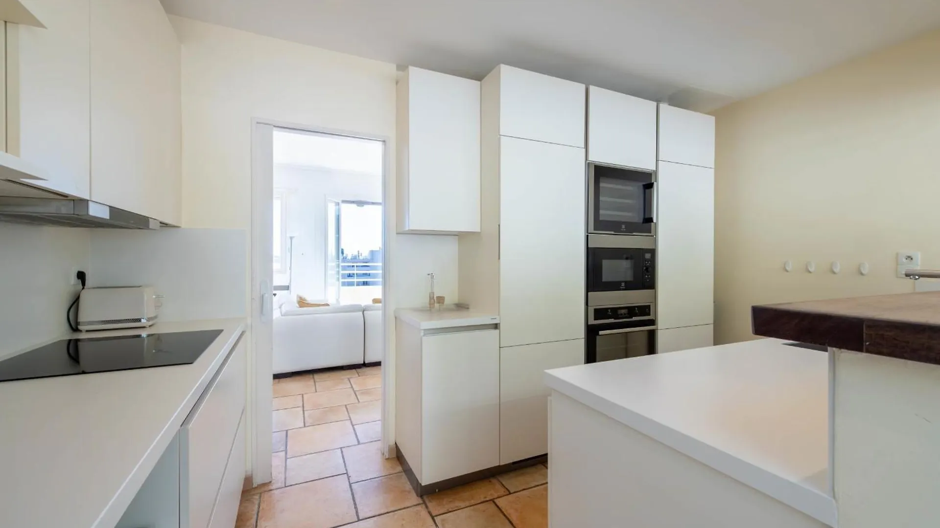 Unique! 2-Br Apartment With Pool & Rooftop Cannes France