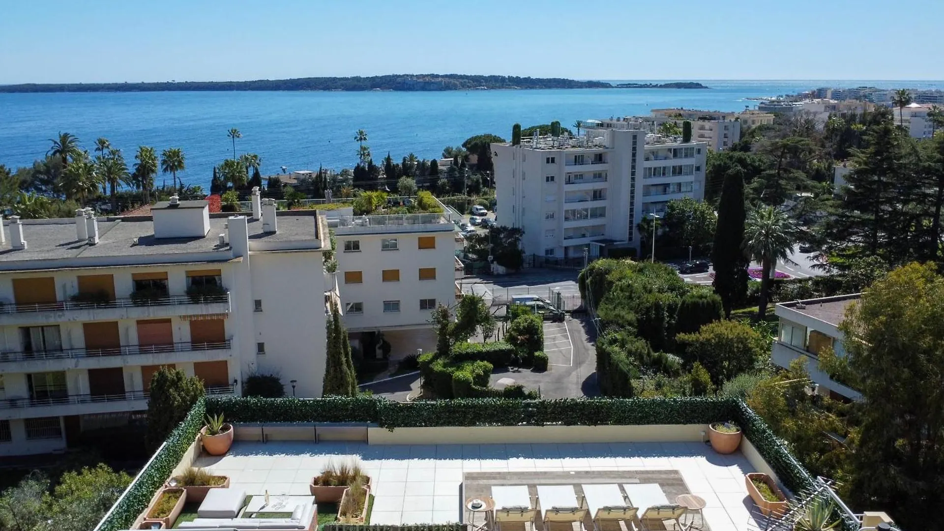 Unique! 2-Br Apartment With Pool & Rooftop Cannes France