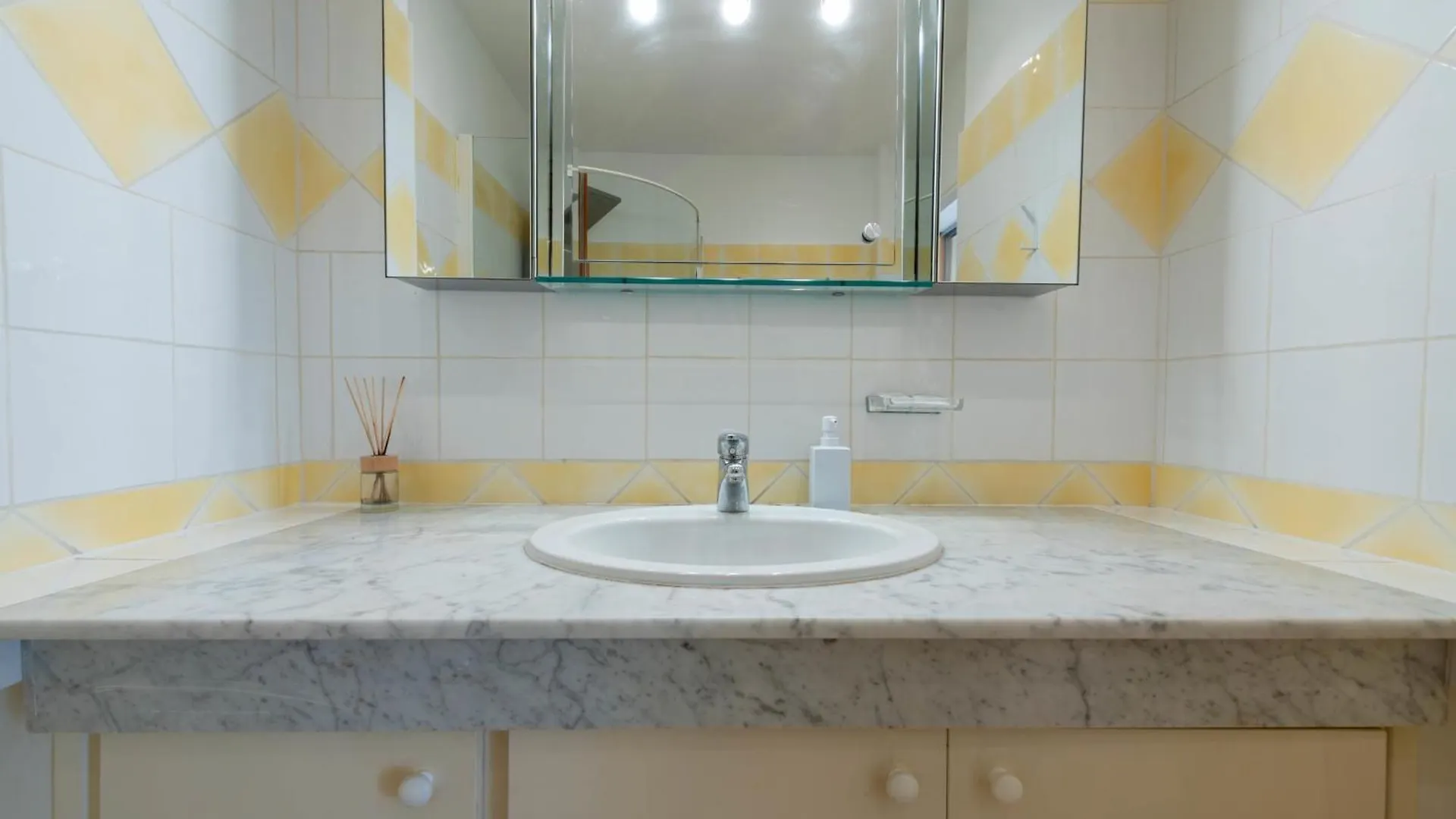 Unique! 2-Br Apartment With Pool & Rooftop Cannes 0*,  Francja