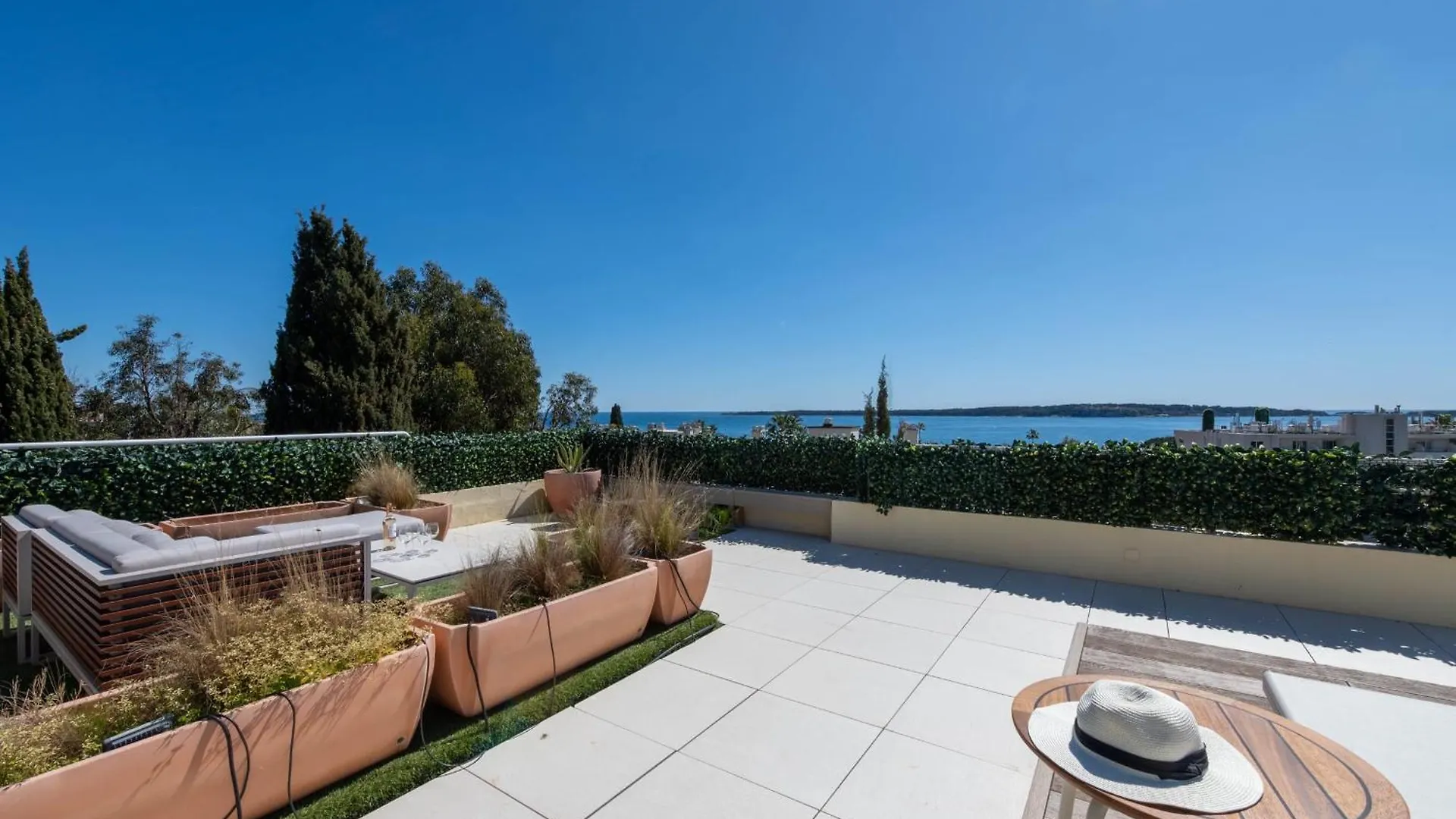 Unique! 2-Br Apartment With Pool & Rooftop Cannes