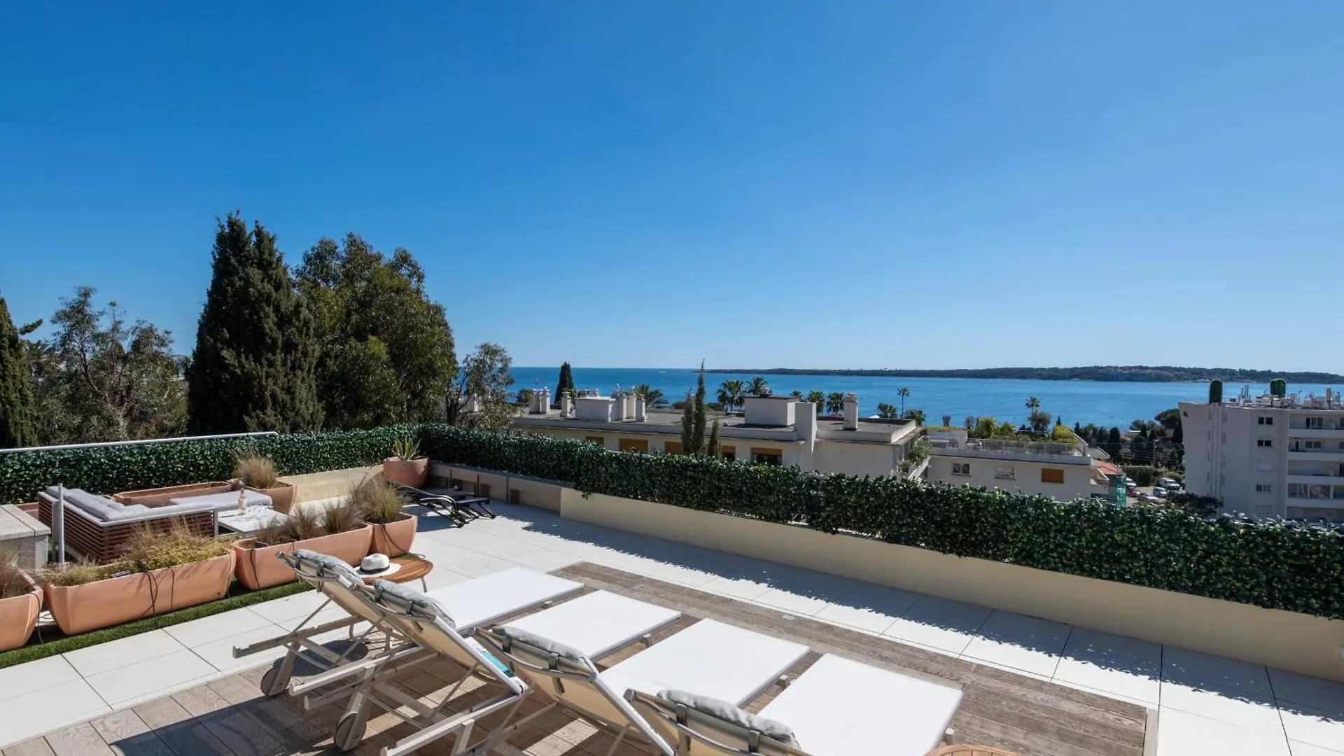 Unique! 2-Br Apartment With Pool & Rooftop Cannes Francja